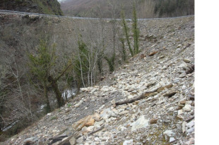 Destrución do bosque de ribeira e invasión de escombros no cauce do río / Imaxes: SOS Courel