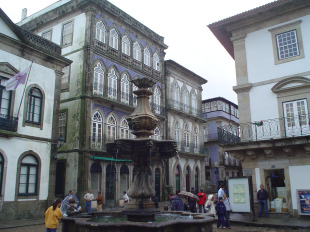 O punto de encontro é a Praça da República, perante a Câmara Municipal de Valença do Minho, ás sete da tarde