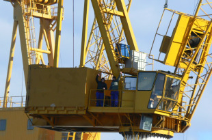 Parados do naval subíronse a un guindastre en protesta polas contratacións irregulares no sector