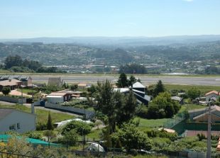 A pista de Alvedro, pegada ás casas pola súa banda dereita (clique para ampliar)