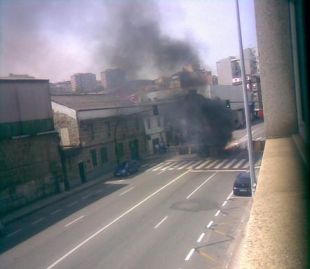 Outra imaxe tirada co móbil, na que se aprecian as barricadas ardendo, feitas con contedores de lixo, arredor do estaleiro de Barreras