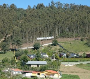 Nun dos montes que han rebaixar, unha faixa na que se pode ler 'Queremos vivir. Non á ampliación' (clique para ampliar)