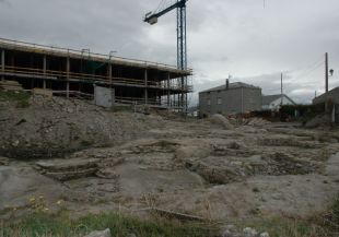 Imaxes da construción dun primeiro edificio na zona que ocupaba o castro, na Atalaia, en San Cibrao