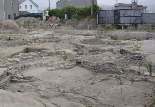 Recinto castrexo en San Cibrao afectado pola construcción de edificios / Imaxe: A. Rodríguez