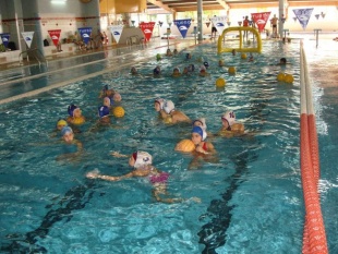 No campus, xogando ao waterpolo