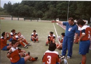 As mozas do Atlético Arousana antes de un partido